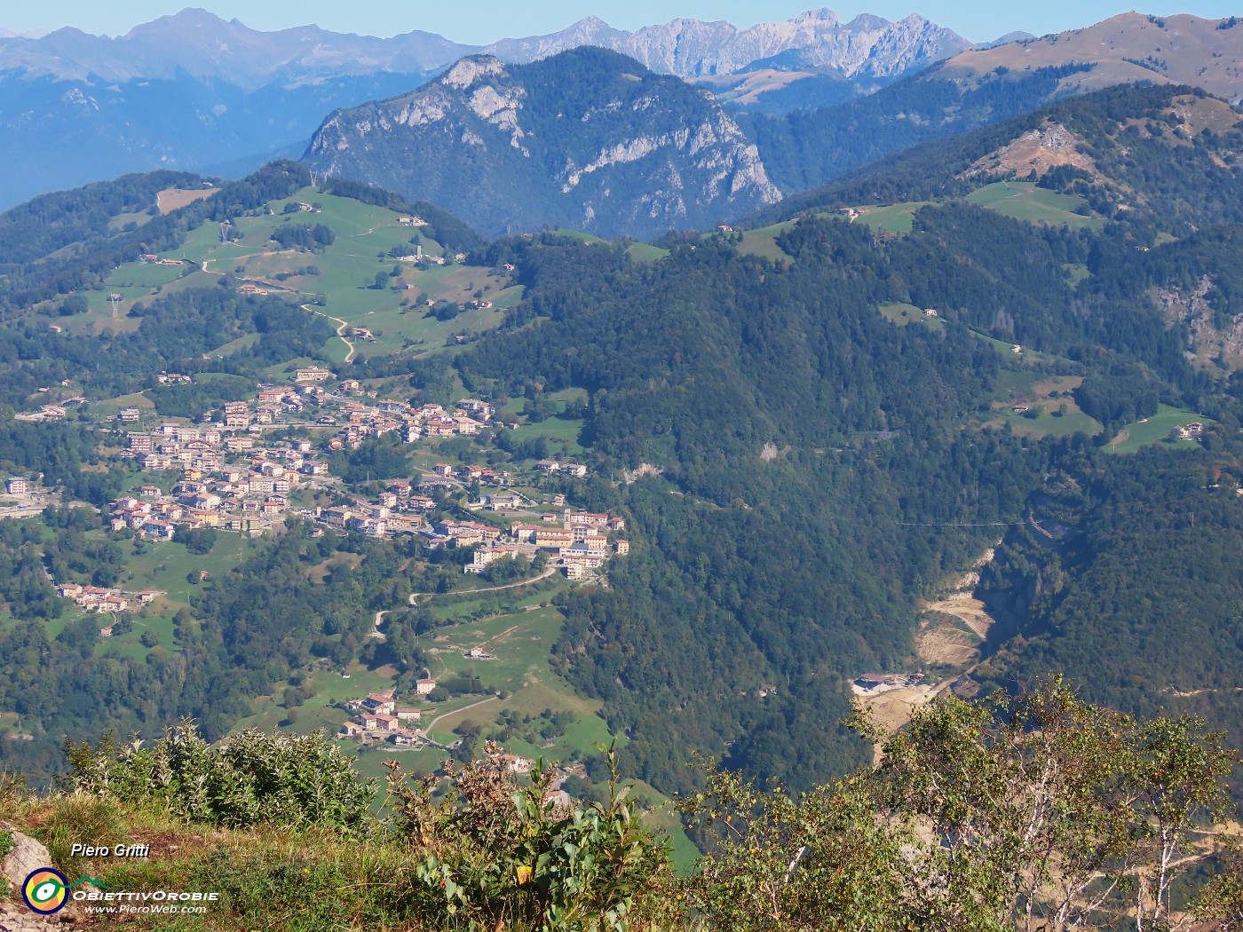 45 Zoom su Dossena, visibile il ponte tibetano.JPG